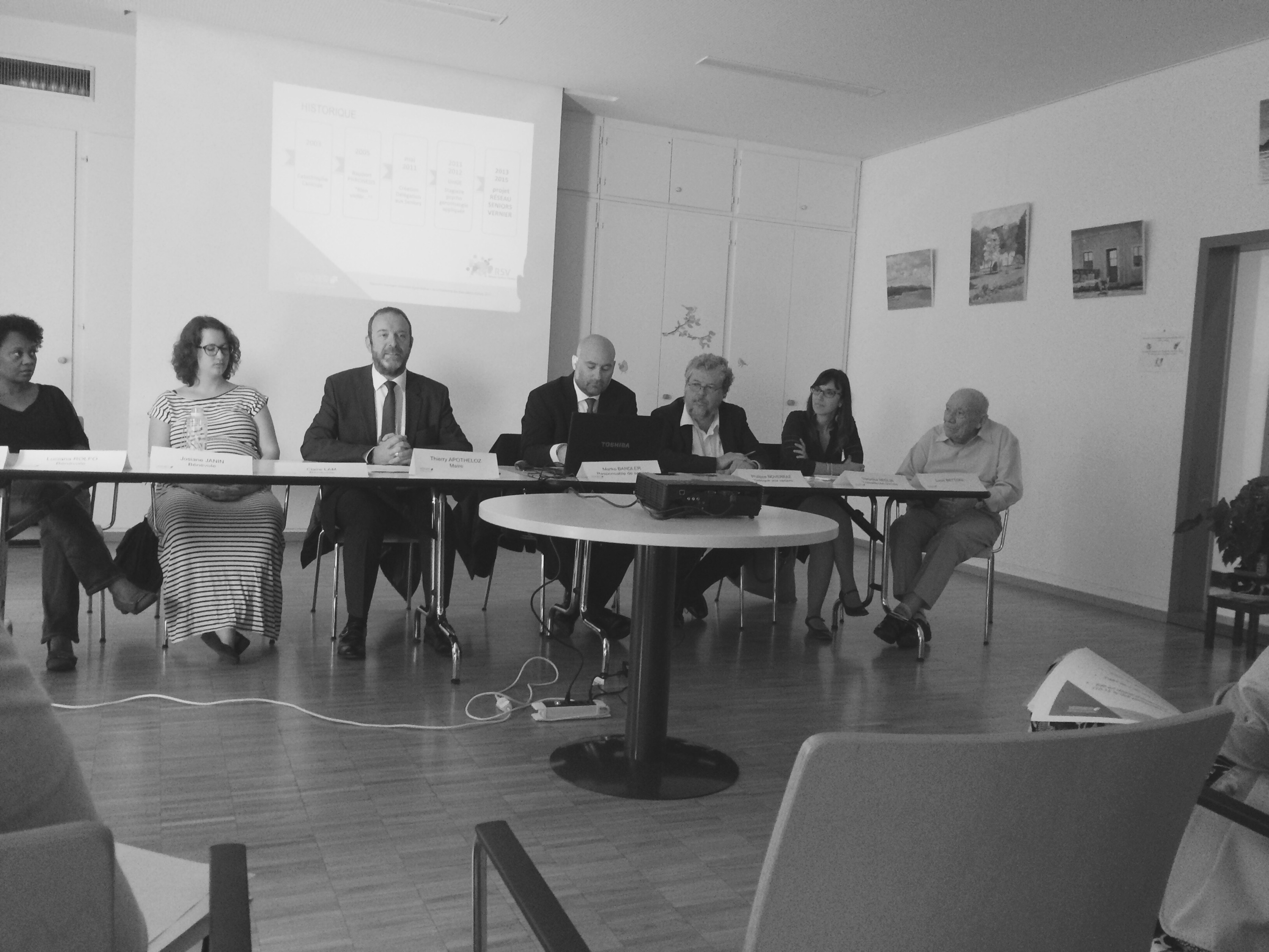 Conférence de presse de bilan du Réseau seniors Vernier aux Avanchets le 9 septembre 2015 en présence du Maire de Vernier, Thierry Apothéloz.