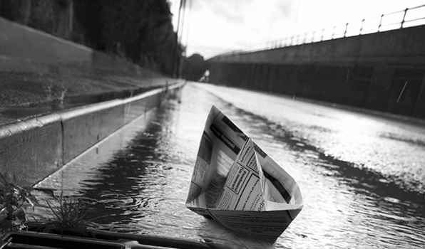 Bateau en papier flottant sur une rivière