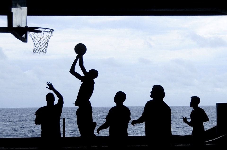 Jeunes qui jouent au basket ball